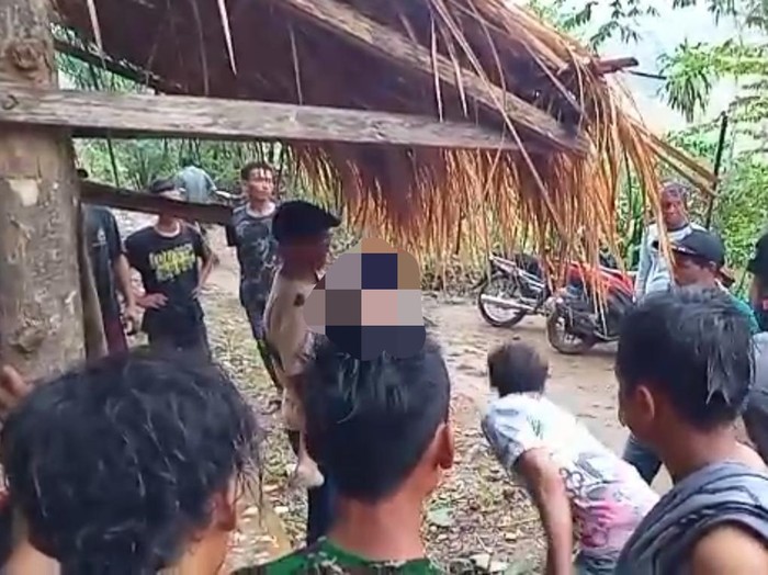 Alfian Rizky Pratama (12) tewas ditenggelamkan teman sendiri di sungai wisata Kedung Cinet, Kabupaten Jombang. Pembunuhan ini dipicu utang Rp 200 ribu.