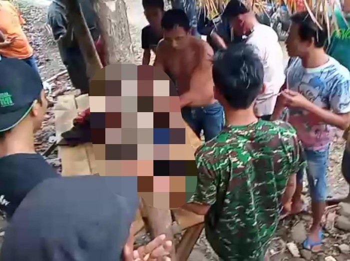 Alfian Rizky Pratama (12) tewas ditenggelamkan teman sendiri di sungai wisata Kedung Cinet, Kabupaten Jombang. Pembunuhan ini dipicu utang Rp 200 ribu.