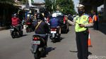 Para Pemotor Ditilang dalam Razia di Kalimalang