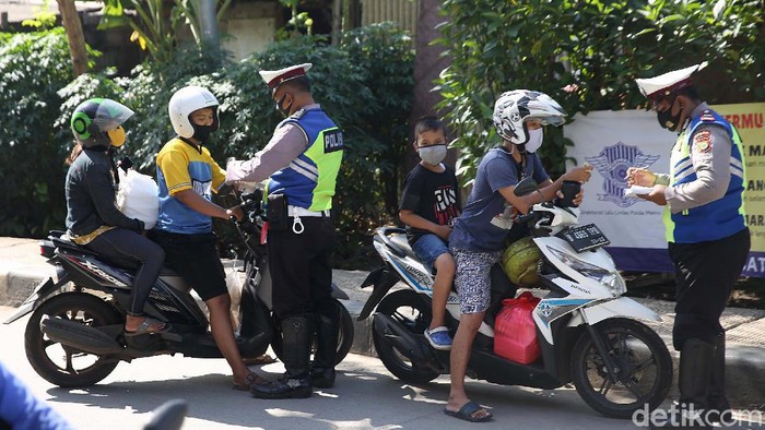 Ditlantas Polda Metro Jaya akan kembali menggelar Operasi Zebra 2020. Sejumlah pemotor ditilang dalam razia yang digelar di Kalimalang, Jakarta Timur, Jumat (23/10).