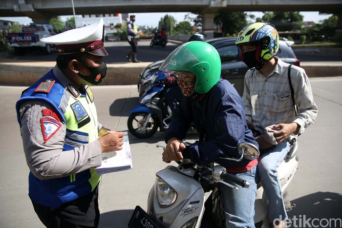 Ditlantas Polda Metro Jaya akan kembali menggelar Operasi Zebra 2020. Sejumlah pemotor ditilang dalam razia yang digelar di Kalimalang, Jakarta Timur, Jumat (23/10).