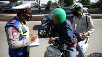 Petugas melakulan razia kendaraan bermotor di Kalimalang, Duren Sawit, Jakarta Timur, Jumat (23/10/2020).