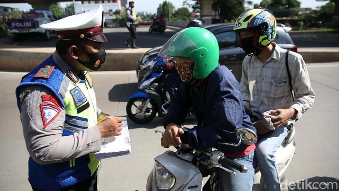 Pemotor Ditilang dalam Operasi Zebra di Kalimalang Ditlantas Polda Metro Jaya akan kembali menggelar Operasi Zebra 2020. Sejumlah pemotor ditilang dalam razia yang digelar di Kalimalang, Jakarta Timur, Jumat (23/10).