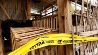 Kembali melihat kandang ayam tersebut, tampak di sekitarnya ada beberapa bangunan kandang ayam dari bambu. Namun terlihat ada satu kandang yang dipasangi garis polisi