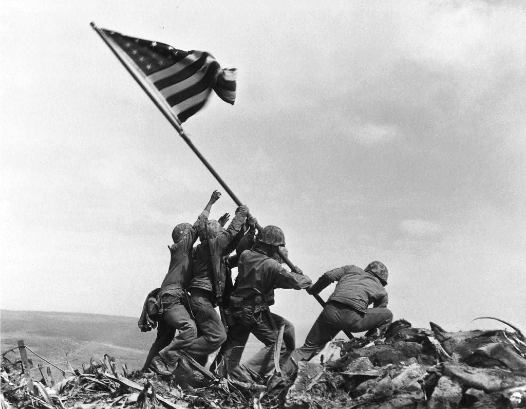 Enam orang tentara Amerika Serikat mengibarkan bendera AS di Iwo Jima