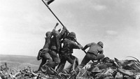 Namun dari pertempuran sengit ini, AS keluar sebagai pemenang walaupun hanya menyisakan 6 orang tentara. Momen bersejarah 6 tentara AS mengibarkan bendera AS di Iwo Jima berhasil diabadikan wartawan Associated Press dan menjadi foto yang legendaris. (Foto: Associated Press/Joe Rosenthal)