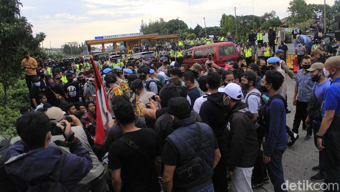 Aksi blokade Exit Tol Pasteur yang dilakukan puluhan mahasiswa dari Mahasiswa Indonesia Menggugat (MIM) berlangsung selama 30 menit.