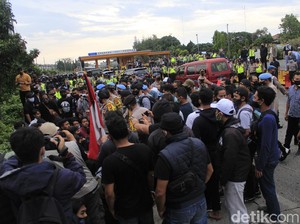 Polisi Bubarkan Demonstran yang Blokade Gerbang Tol Pasteur Bandung