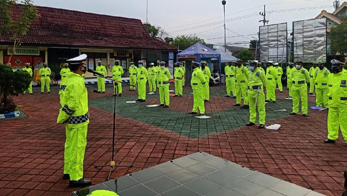 Musim hujan telah tiba di tengah pandemi COVID-19. Forkopimda Ngawi terus berupaya menekan penyebaran virus Corona.