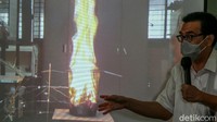 Polisi pun menggandeng sejumlah ahli dalam mengungkap kasus kebakaran di gedung Kejagung tersebut. Ahli membeberkan kebakaran Kejagung cepat menyebar ke seluruh gedung lantaran suhu api yang tinggi dan mampu menembus kaca.