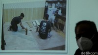 Sebelumnya, Direktur Tindak Pidana Umum Bareskrim Polri, Brigjen Ferdy Sambo menyebut api cepat menyebar lantaran adanya penggunaan bahan pembersih yang mudah terbakar di setiap lantai gedung tersebut. Bahan minyak itu, sebut Sambo, terdapat di setiap lantai dan digunakan oleh cleaning service untuk membersihkan gedung Kejaksaan Agung.
