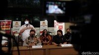 Bareskrim Polri membuka lembar baru dalam menuntaskan kasus kebakaran gedung Kejaksaan Agung (Kejagung). Polisi menyebut penyebab awal kebakaran dari adanya lima tukang yang merokok di salah satu ruangan gedung Kejagung.