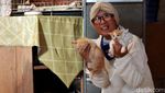 Janda Sebatang Kara Ini Hidup Bersama 90 Kucing Liar di Bandung