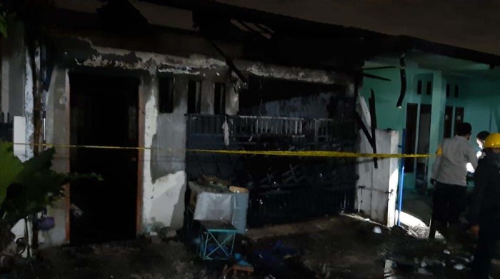 Potret Kebakaran di Legok yang Tewaskan Satu Keluarga Kebakaran 4 rumah di Legok, Kabupaten Tangerang menewaskan 5 orang sekeluarga. Kelima korban diduga meninggal karena kehabisan napas.