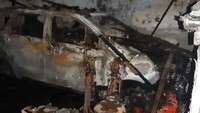 Diduga kebakaran dikarenakan oleh korsleting listrik di ruang tamu. Kemudian api membesar lantaran menyamber pada mobil dan motor yang terparkir di ruang depan. (dok. BPBD Tangerang Banten)