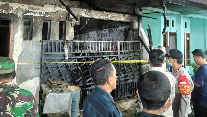 Kebakaran 4 rumah di Legok, Kabupaten Tangerang menewaskan 5 orang sekeluarga. Kelima korban diduga meninggal karena kehabisan napas.