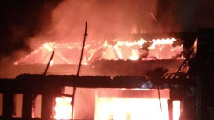 Potret Kebakaran di Legok yang Tewaskan Satu Keluarga Kebakaran 4 rumah di Legok, Kabupaten Tangerang menewaskan 5 orang sekeluarga. Kelima korban diduga meninggal karena kehabisan napas.