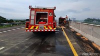 Mobil pemadam kebakaran diterjunkan untuk memadamkan api.