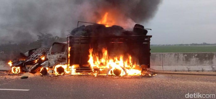 Kecelakaan terjadi antara mobil dan truk pengangkut sayur di Tol Pemalang, pagi tadi. Tak hanya itu, dua kendaraan tersebut juga terbakar.