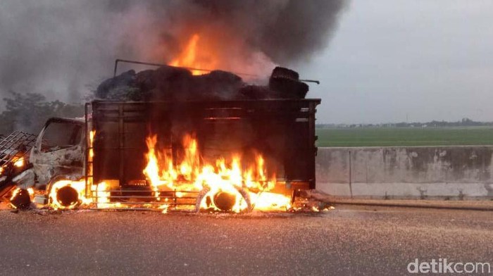 Potret Mobil dan Truk Terbakar di Tol Pemalang Kecelakaan terjadi antara mobil dan truk pengangkut sayur di Tol Pemalang, pagi tadi. Tak hanya itu, dua kendaraan tersebut juga terbakar.