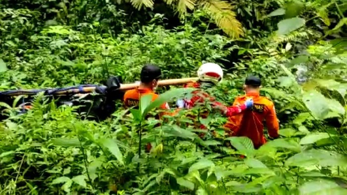 Proses evakuasi warga yang dtewas si Sungai Welo, Pekalongan