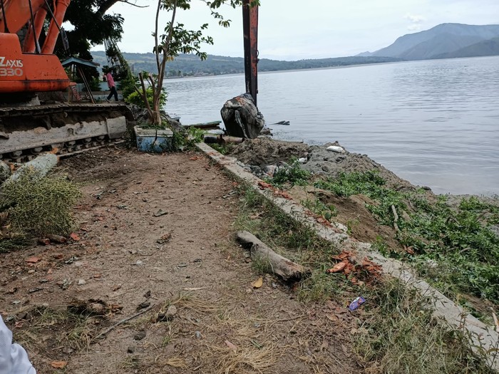 Proses pengangkutan bangkai ikan dari Danau Toba (dok. Istimewa)