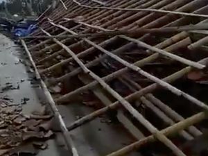 Video Beberapa Rumah Ambruk Akibat Puting Beliung di Bekasi Utara