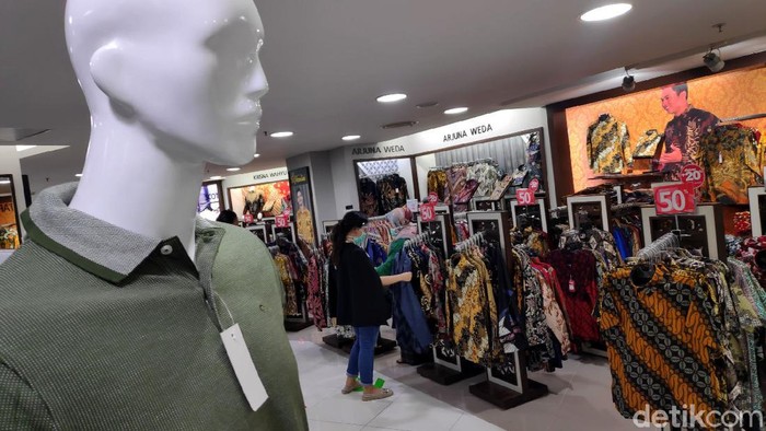 Sektor usaha termasuk ritel tak luput dari hantaman pandemi COVID-19. PT Matahari Department Store Tbk (LPPF) bahkan merugi hingga Rp 617 miliar akibat pandemi.