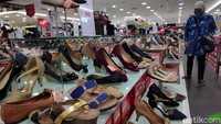 Perlahan perseroan juga telah memulihkan kembali kebijakan pemotongan gaji terhadap para karyawannya. Matahari Department Store menargetkan, gaji karyawannya bakal balik utuh sepenuhnya pada Kuartal IV-2020 mendatang.