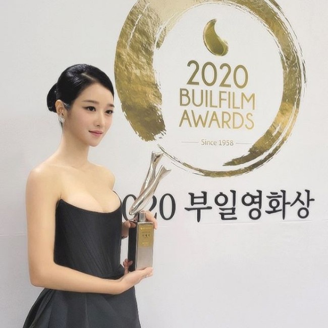 Seo Ye Ji semakin terlihat elegan dan mewah saat hadir di Buil Film Awards 2020 dengan perhiasan anting dan cincin dari Boucheron Paris. Anting dengan nama Plume De Paon Ear Clips yang dipakainya harganya mencapai US$ 18.900 atau sekitar Rp 278 juta. Foto: Dok. Naver, Osen via Twitter @goldmedalistGM