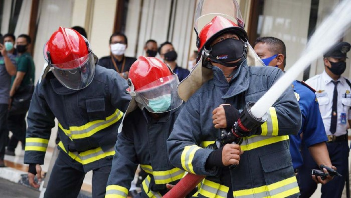 Simulasi Penanganan Kebakaran di Gedung Bertingkat Simulasi Penanganan kebakaran digelar di Tower 18 Indonesia Power, Jakarta. Acara ini digelar dengan menerapkan protokol kesehatan.