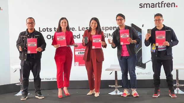 Konferensi pers secara virtual Smartfren
