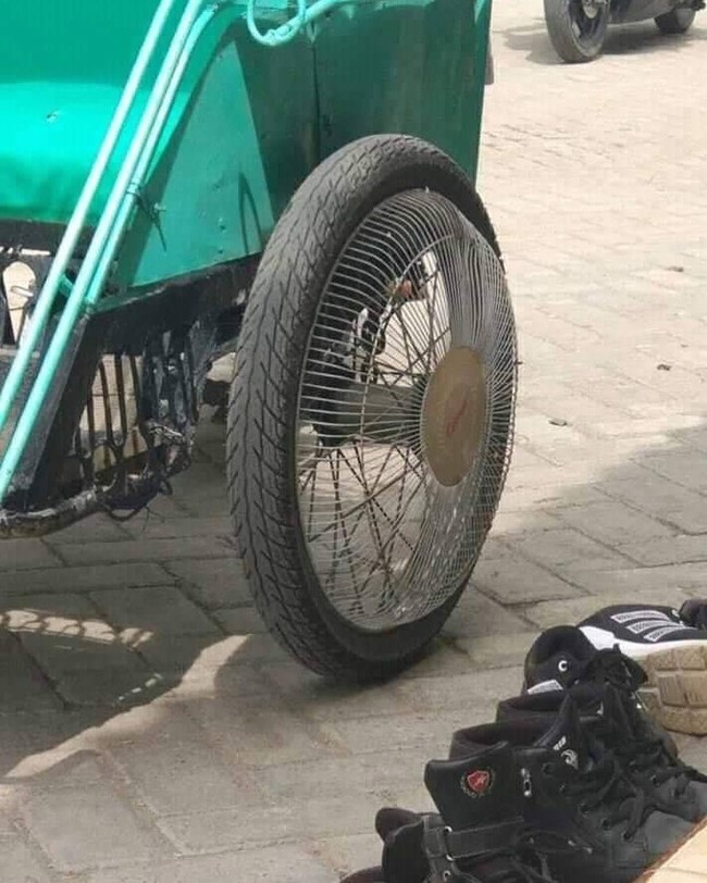 Sekilas velgnya sih tampak normal. Tapi coba perhatikan lagi deh, kayaknya ada yang aneh. Bisa tebak apa yang aneh? Foto: Instagram/@receh.id