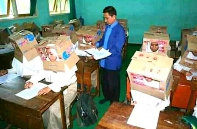 Maksudnya sih supaya para muridnya nggak bisa nyontek. Tapi nggak gini juga kali.. Foto: Instagram/@awreceh.id