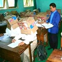 Maksudnya sih supaya para muridnya nggak bisa nyontek. Tapi nggak gini juga kali.. Foto: Instagram/@awreceh.id