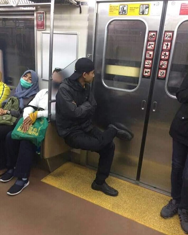 Nggak masalah nggak dapat tempat duduk juga karena bisa bikin tempat duduk bayangan sendiri kok. Hati-hati aja pas sampai kakinya keram. Foto: Instagram/@awreceh.id