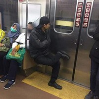 Nggak masalah nggak dapat tempat duduk juga karena bisa bikin tempat duduk bayangan sendiri kok. Hati-hati aja pas sampai kakinya keram. Foto: Instagram/@awreceh.id