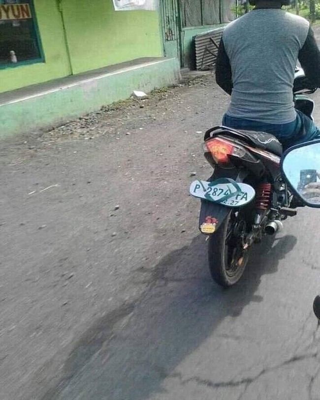 Plat nomornya dari sandal jepit nih. Idenya kreatif banget sih tapi... Foto: Instagram/@receh.id