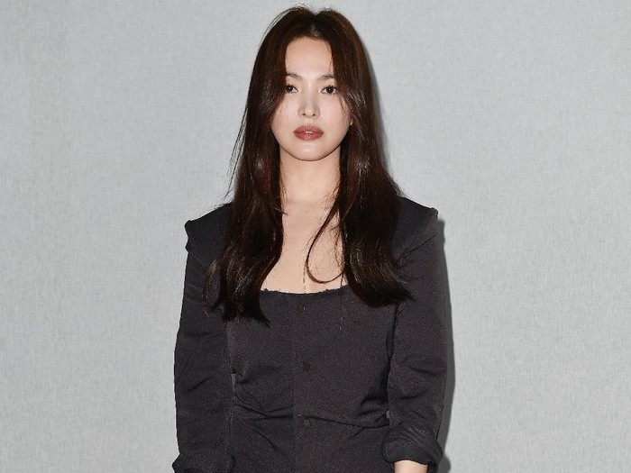 MILAN, ITALY - FEBRUARY 22: Hye-Kyo Song attends the Bottega Veneta fashion show during the Milano Fashion Week Fall / Winter 2020 - 2021 on February 22, 2020 in Milan, Italy. (Photo by Jacopo M. Raule/Getty Images for Bottega Veneta)