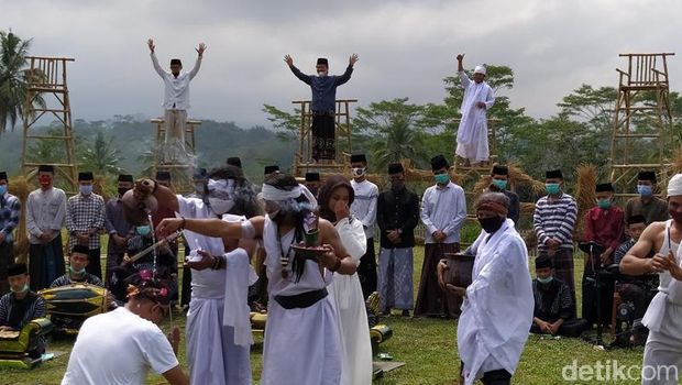 Suasana Muludan Tegalrejo yang berlangsung di Ponpes API Syubbanul Wathon Tegalrejo di Girikulon, Secang, Kabupaten Magelang, Jawa Tengah.