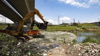 Tercemarnya sungai karena dipengaruhi oleh pembuangan limbah domestik dan limbah padat selama bertahun-tahun.  
