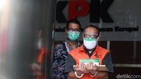 Selain Fakih Usman, Desi Arryani dan Jarot Subana juga turut ditetapkan sebagai tersangka oleh KPK. Ketiganya diduga secara bersama-sama melakukan tindak pidana korupsi memperkaya diri sendiri atau orang lain atau suatu korporasi yang dapat merugikan keuangan negara atau perekonomian negara atau dengan tujuan menguntungkan diri sendiri terkait pelaksanaan pekerjaan subkontraktor yang diduga fiktif pada proyek-proyek yang dikerjakan oleh Divisi III/Sipil/II PT Waskita Karya (Persero) Tbk tahun 2009-2015.