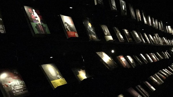 Dengan perpaduan suasana gelap gulita dan diterangi lampu remang-remang, buku-buku terlihat seperti melayang. (Wuguan Books/Instagram) Dengan perpaduan suasana gelap gulita dan diterangi lampu remang-remang, buku-buku terlihat seperti melayang. (Wuguan Books/Instagram)