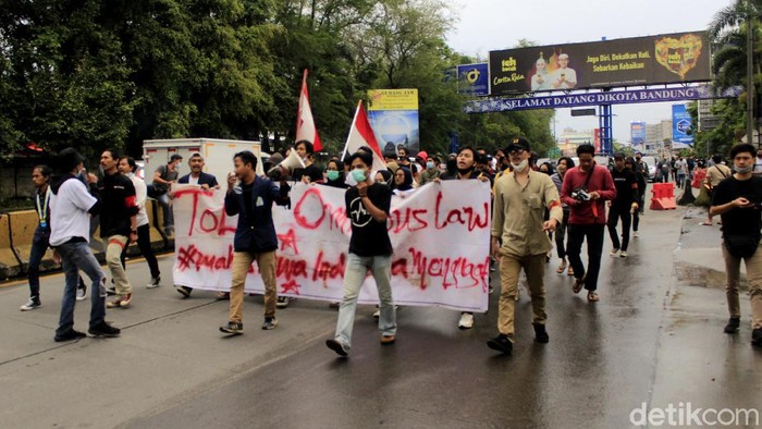 Tolak Omnibus Law, Mahasiswa Bandung Blokade Gerbang Tol Pasteur Sejumlah mahasiswa yang tergabung dalam Mahasiswa Indonesia Menggugat tutup Exit Tol Pasteur. Aksi itu digelar untuk menolak omnibus law UU Cipta Kerja.