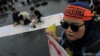 Seketika itu, puluhan mahasiswa yang berasal dari berbagai kelompok kemahasiswaan ini langsung melakukan orasi.
