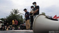 Usai melakukan orasi, mahasiswa menyusun formasi lingkaran dan sebagian mahasiswa melakukan Salat Ashar berjamaah pada pukul 15.35 WIB. Ayo kawan-kawan lindungi teman-teman kita yang melakukan salat di sini, ujarnya.