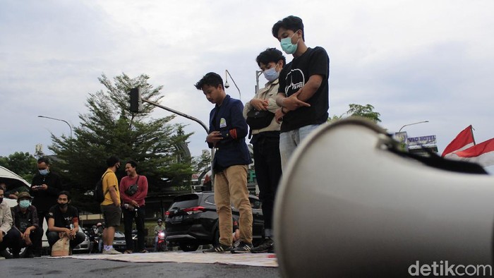 Tolak Omnibus Law, Mahasiswa Bandung Blokade Gerbang Tol Pasteur Sejumlah mahasiswa yang tergabung dalam Mahasiswa Indonesia Menggugat tutup Exit Tol Pasteur. Aksi itu digelar untuk menolak omnibus law UU Cipta Kerja.