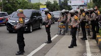 Pantauan detikcom, ratusan personel kepolisian diturunkan dalam mengawal aksi mahasiswa ini. Terlihat juga sekelompok organisasi masyarakat (ormas) yang ikut meneriaki mahasiswa agar melakukan aksi dengan damai.