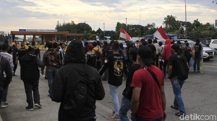Sejumlah mahasiswa yang tergabung dalam Mahasiswa Indonesia Menggugat tutup Exit Tol Pasteur. Aksi itu digelar untuk menolak omnibus law UU Cipta Kerja.