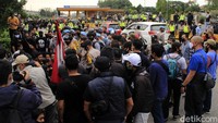Puluhan mahasiswa yang tergabung dalam Mahasiswa Indonesia Mengguggat (MIM) menutup Exit Tol Pasteur pada Jumat (23/10/2020) sekitar pukul 15.30 WIB.